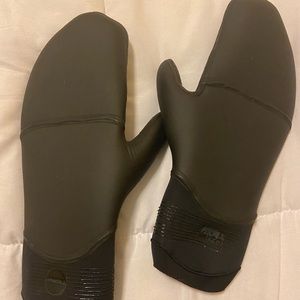 5mm O’Neill surf mittens